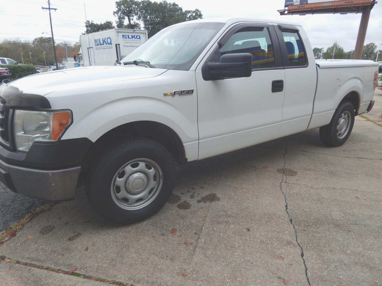2012 White /Gray Ford F-150 XL SuperCab (1FTEX1CM9CK) with an 3.7L V6 DOHC 24V engine, 6-Speed Automatic transmission, located at 3120 W Tennessee St, Tallahassee, FL, 32304-1002, (850) 575-6702, 30.458841, -84.349648 - Used Car Supermarket is proud to present you with this loaded immaculate 2012 Ford F150 XL Supercab with low miles. Used Car Supermarket prides itself in offering you the finest pre-owned vehicle in Tallahassee. Used Car Supermarket has been locally family owned and operated for over 48 years. Our F - Photo #1